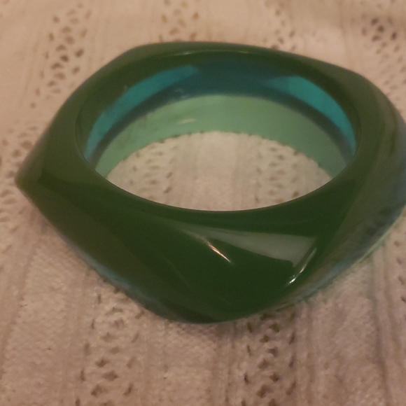 Vintage lime green lucite bracelet - Picture 2 of 4
